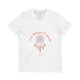 Dreamcatcher V-Neck Tee — "Crecer duele pero expande" Quirón en Jupiter. Tu ADN Cósmico.