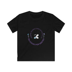 Kids Tee — «Siempre seamos como un misterio, delicioso por dentro» Butterfly Graphic