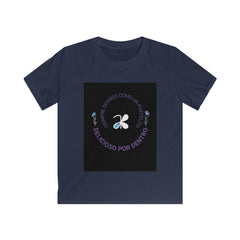 Kids Tee — «Siempre seamos como un misterio, delicioso por dentro» Butterfly Graphic