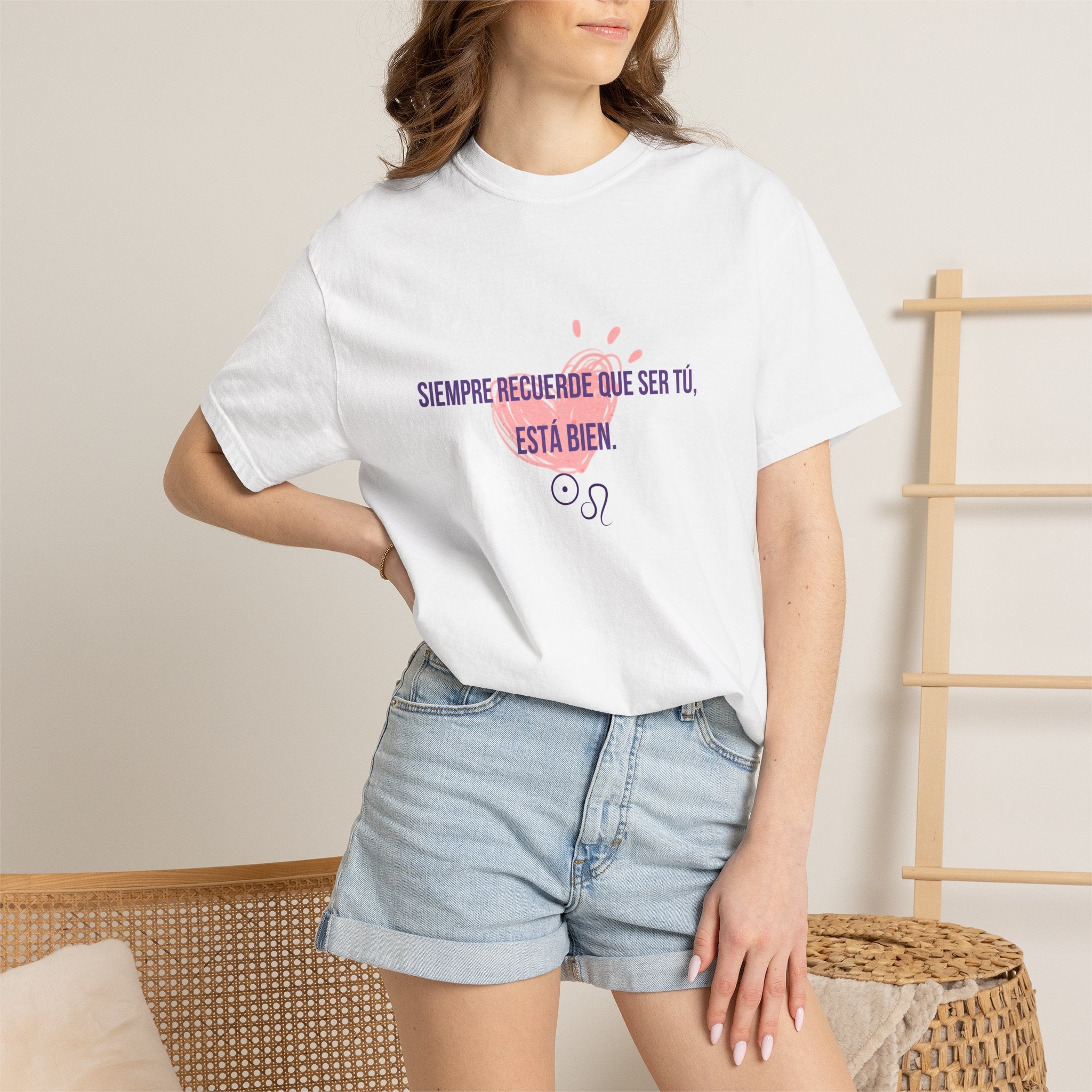 T-Shirt — "Siempre recuerde que ser tú, está bien" Heart Graphic